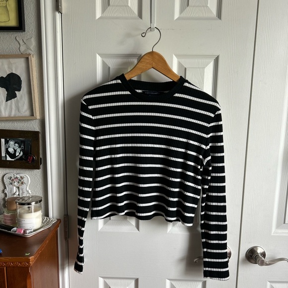 oversized black & white striped long sleeve ribbed crop top neutral minimalist - Picture 4 of 4